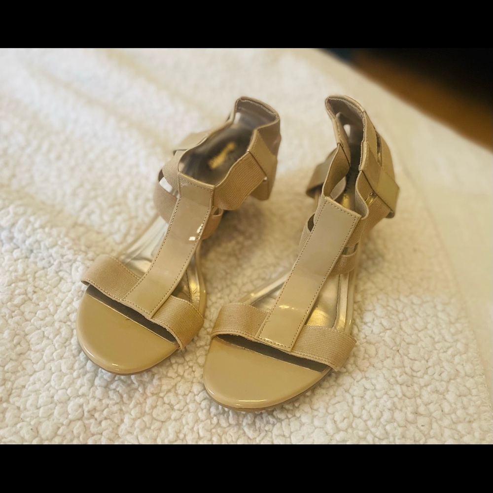 DEXFLEX taupe sandals size 7.